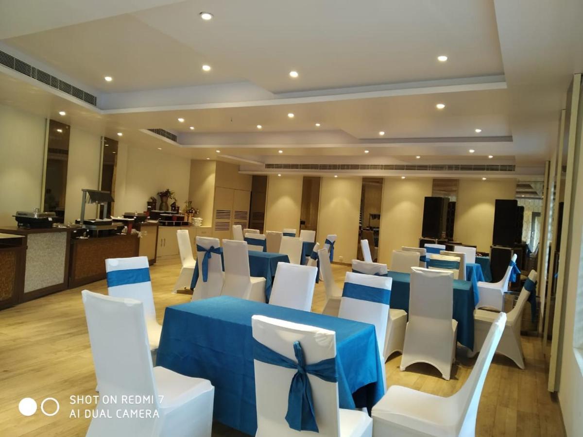 Kingston Resort กานปูร์ ภายนอก รูปภาพ